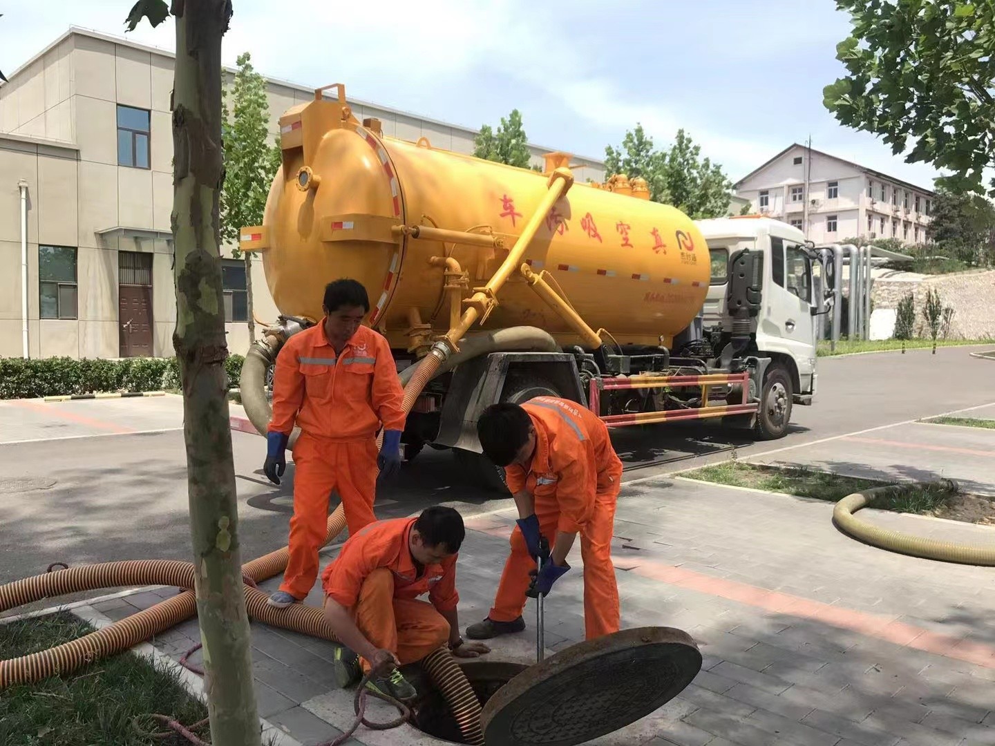 盘县管道疏通车停在窨井附近