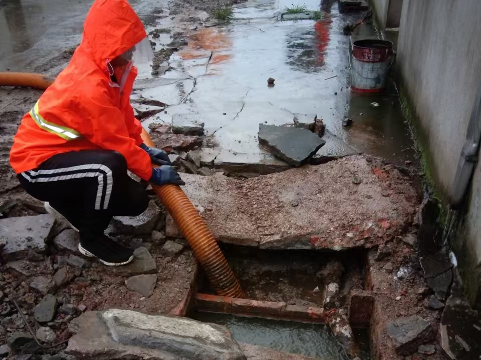 盘县专业清理污水池 炜誉市政以规范流程守护城市 “肠道”