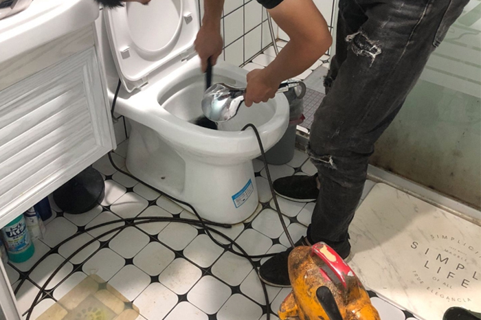 盘县马桶堵塞自己疏通还是找师傅？专业上门服务让你省时更省心