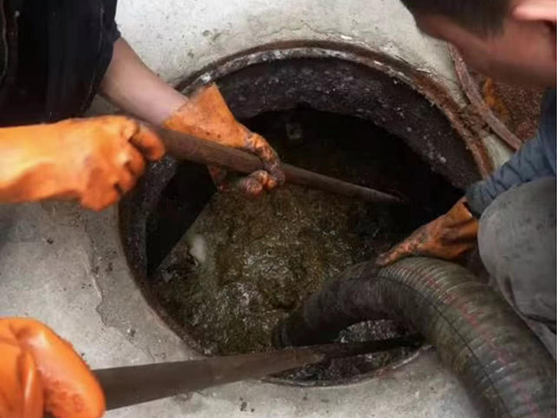 盘县清理化粪池时如何避免沼气的危害？